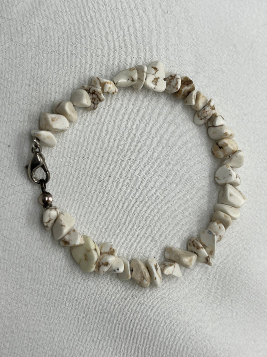 Armbånd med flotte Howlite perler