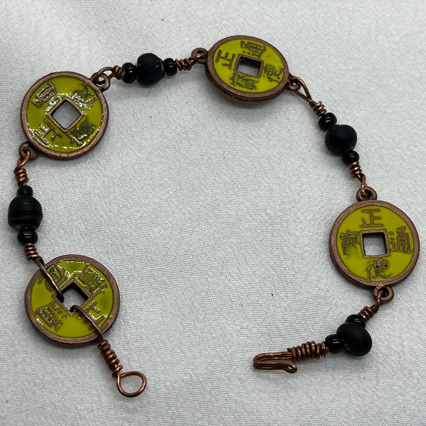 Armbånd med kinesiske lykkemønter