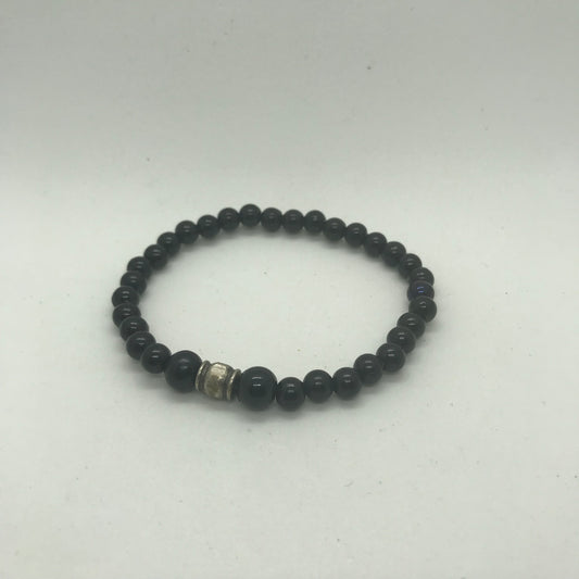 Armbånd i sorte perler og metalperle