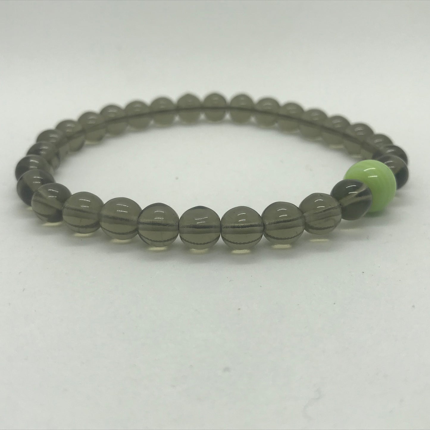 Armbånd med røgfarvet Kvarts og grøn perle