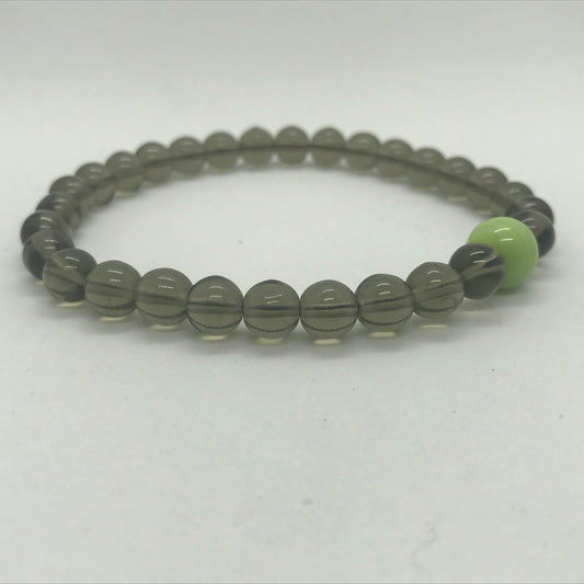 Armbånd med røgfarvet Kvarts og grøn perle