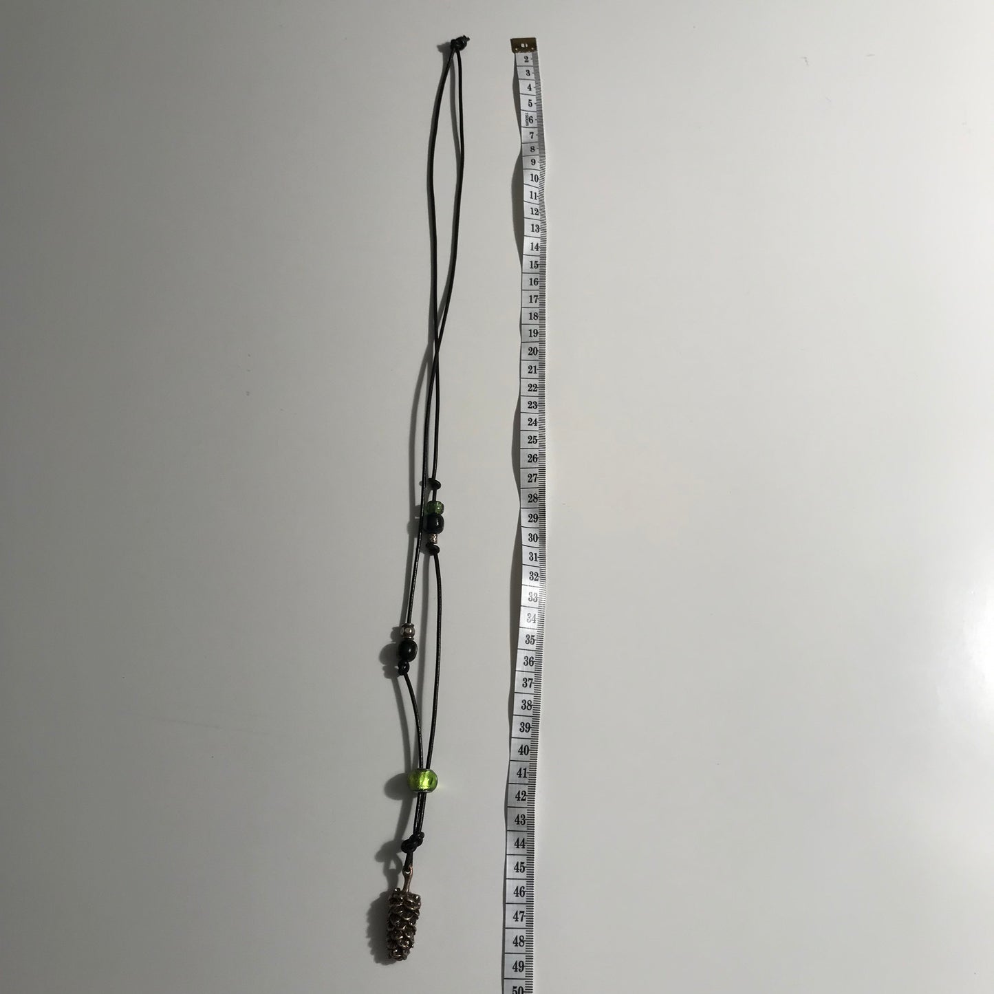 Halskæde med skindsnor og kogle