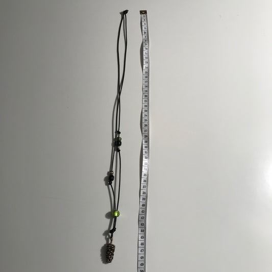 Halskæde med skindsnor og kogle