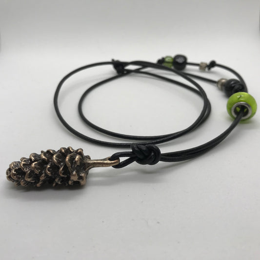 Halskæde med skindsnor og kogle