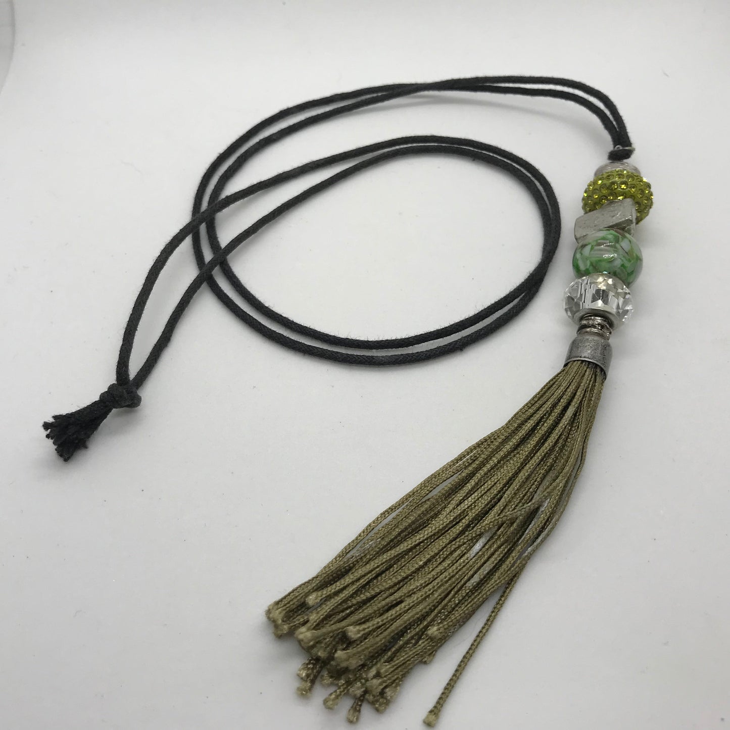 Halskæde med smukke perler på polyester snor.