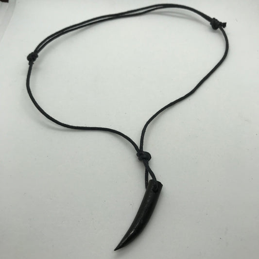 Halskæde på snor med sort trætand