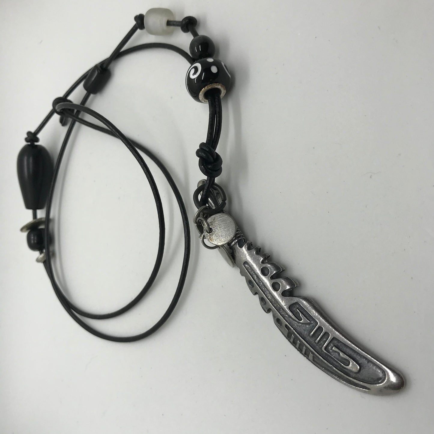 Halskæde med lædersnor og sabel