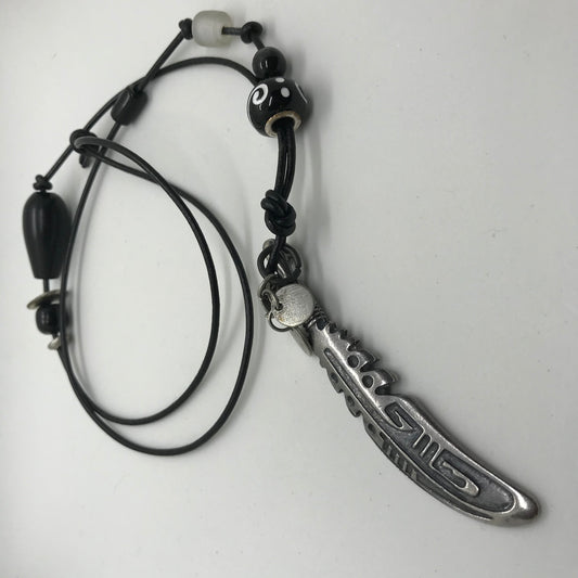 Halskæde med lædersnor og sabel
