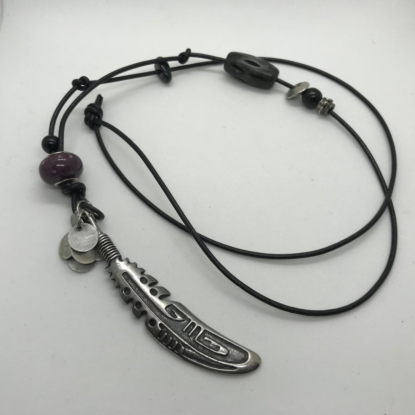 Halskæde i læder med lilla perle og sabel