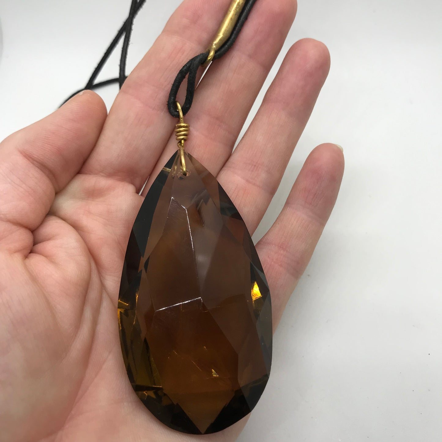 Halskæde med skindsnor og en halv lysekrone