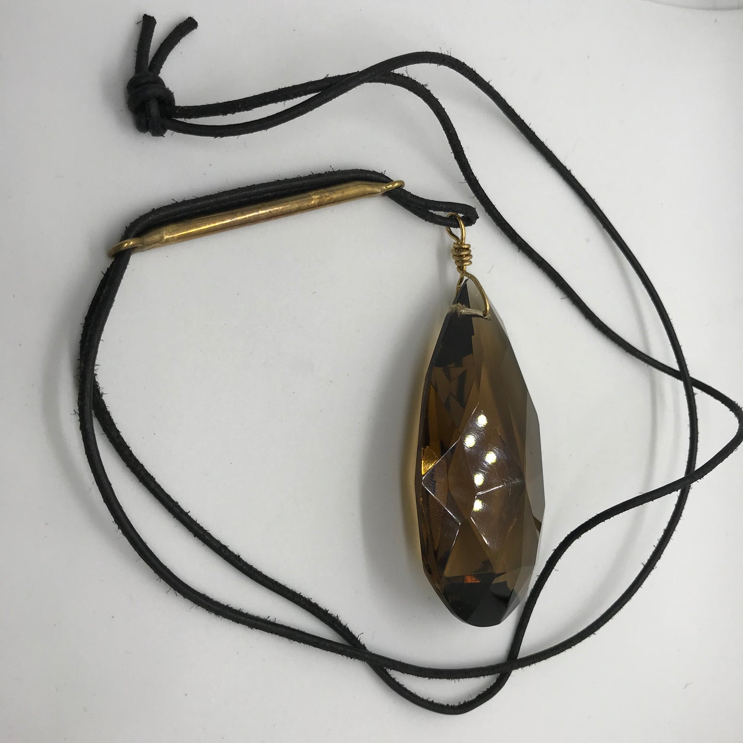 Halskæde med skindsnor og en halv lysekrone