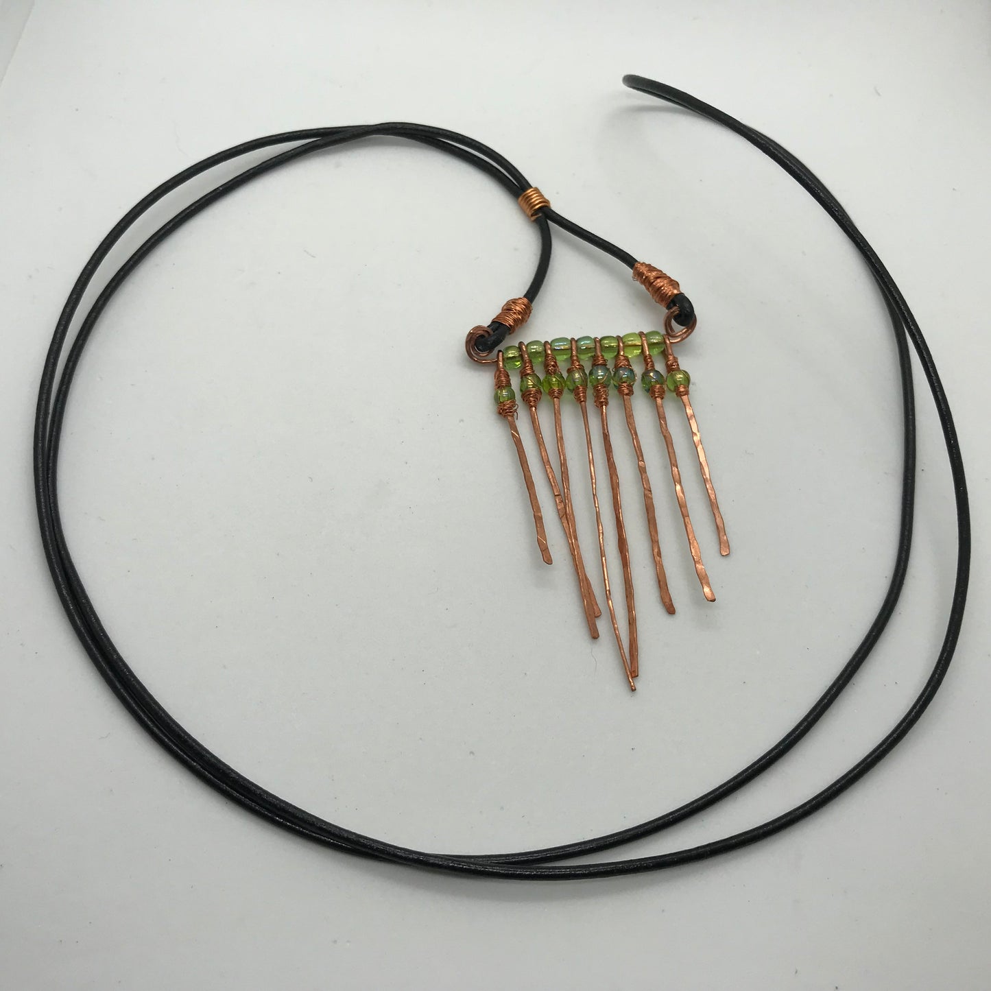 Skind halskæde med kobbervedhæng