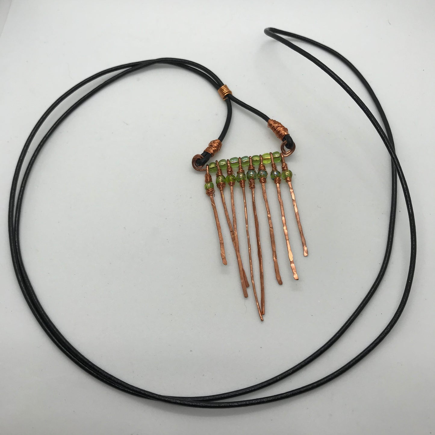 Skind halskæde med kobbervedhæng