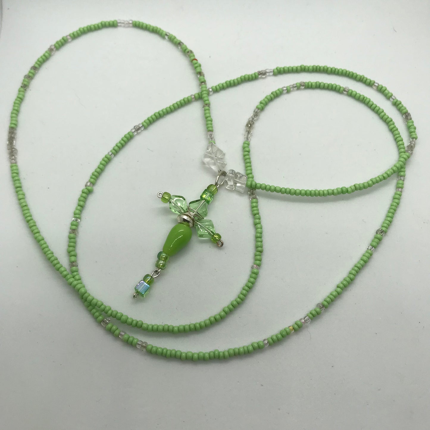 Halskæde i perler med grønt kors