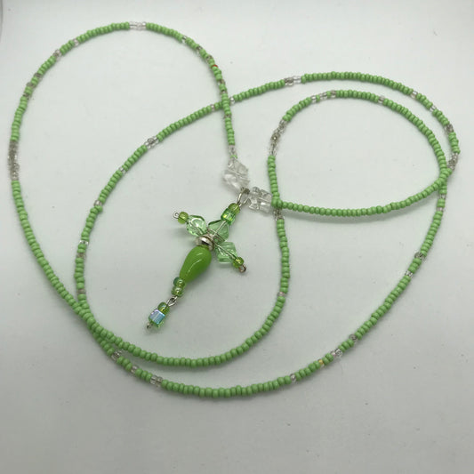 Halskæde i perler med grønt kors