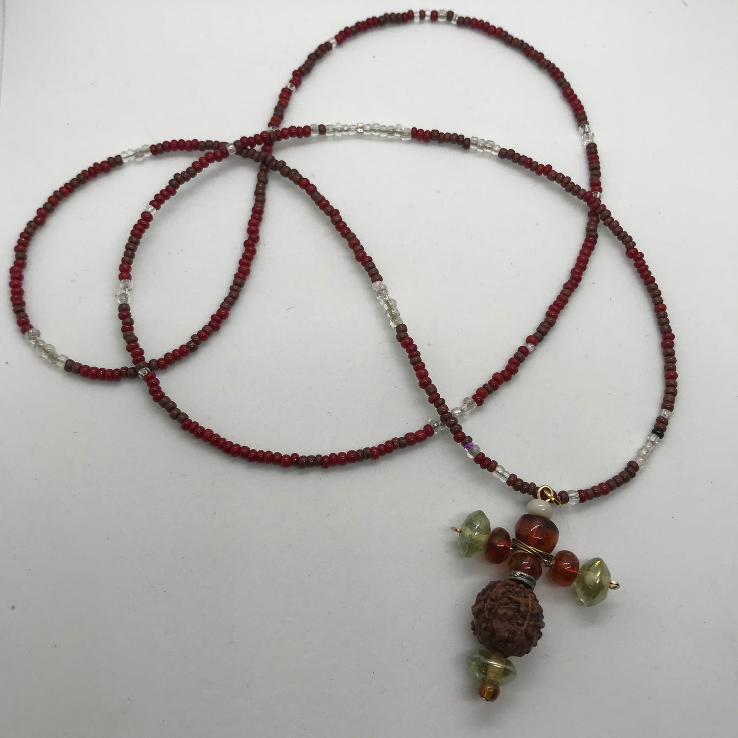 Halskæde med røde seedbeads og perlekors