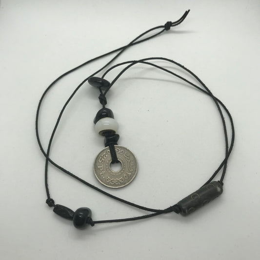 Halskæde i tynd skindsnor med mønt