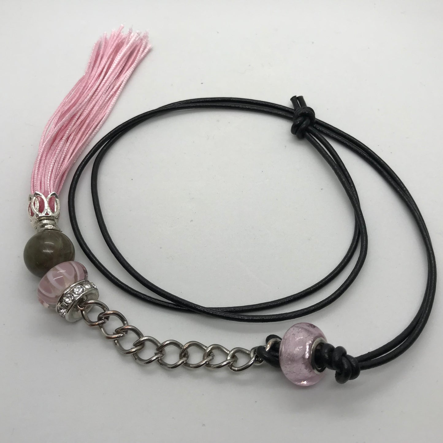 Halskæde, sort skindsnor med en Chrysoprase sten og lyserødt vedhæng