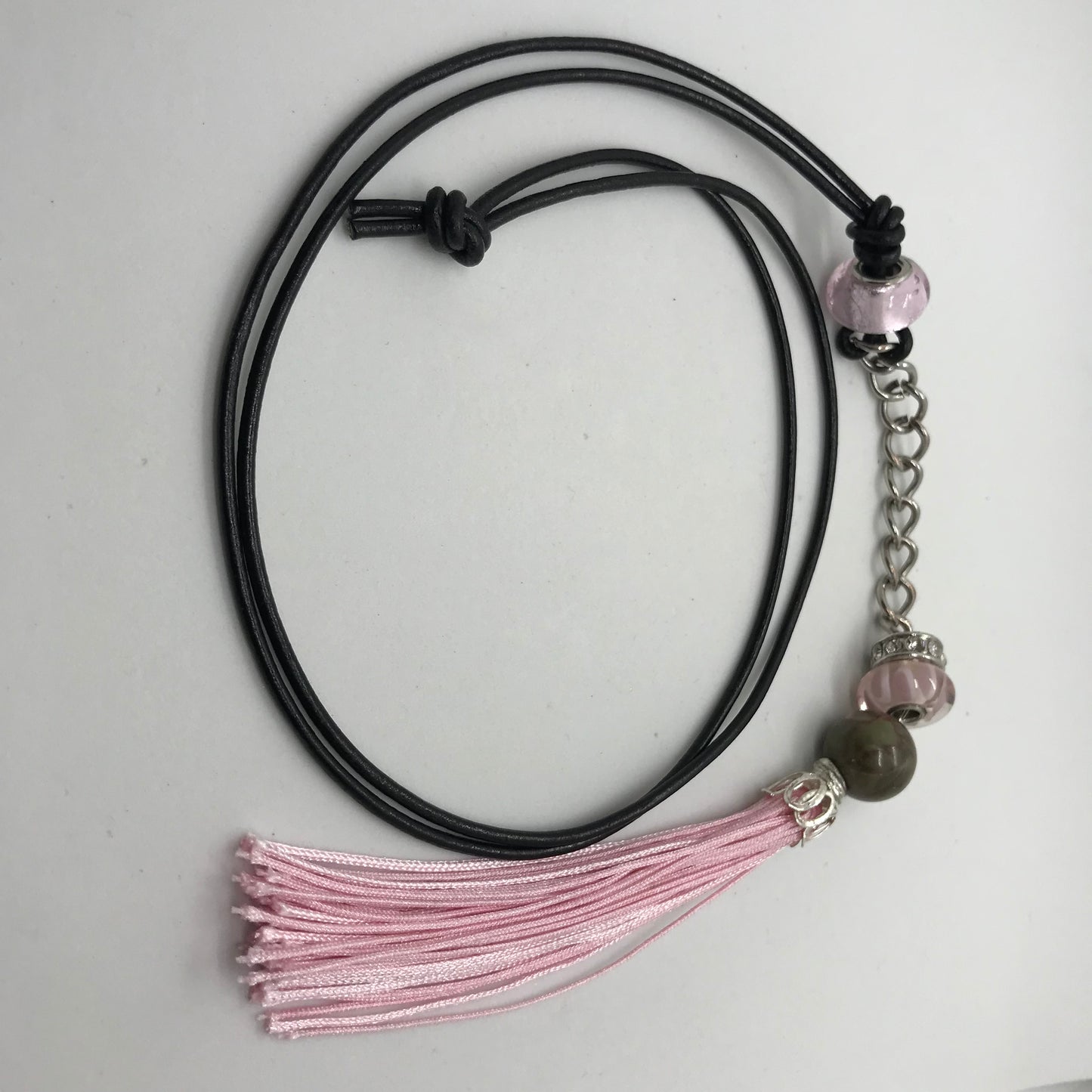 Halskæde, sort skindsnor med en Chrysoprase sten og lyserødt vedhæng